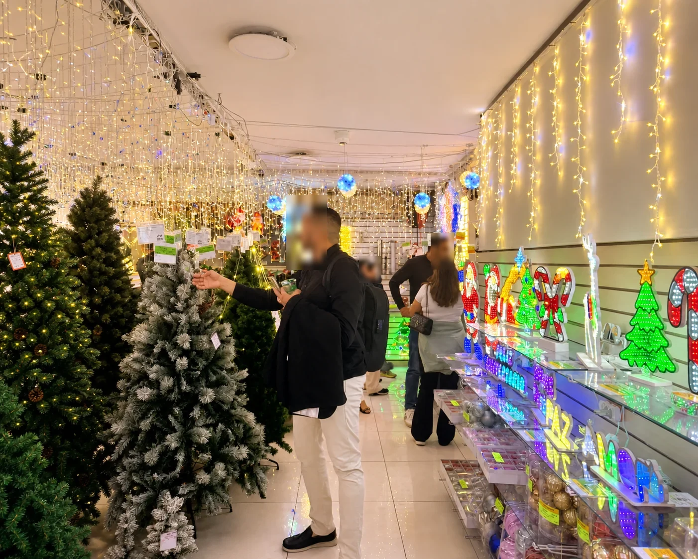 Clientes conhecendo árvores, luzes e produtos natalinos no showroom da Global Importadora em São Paulo